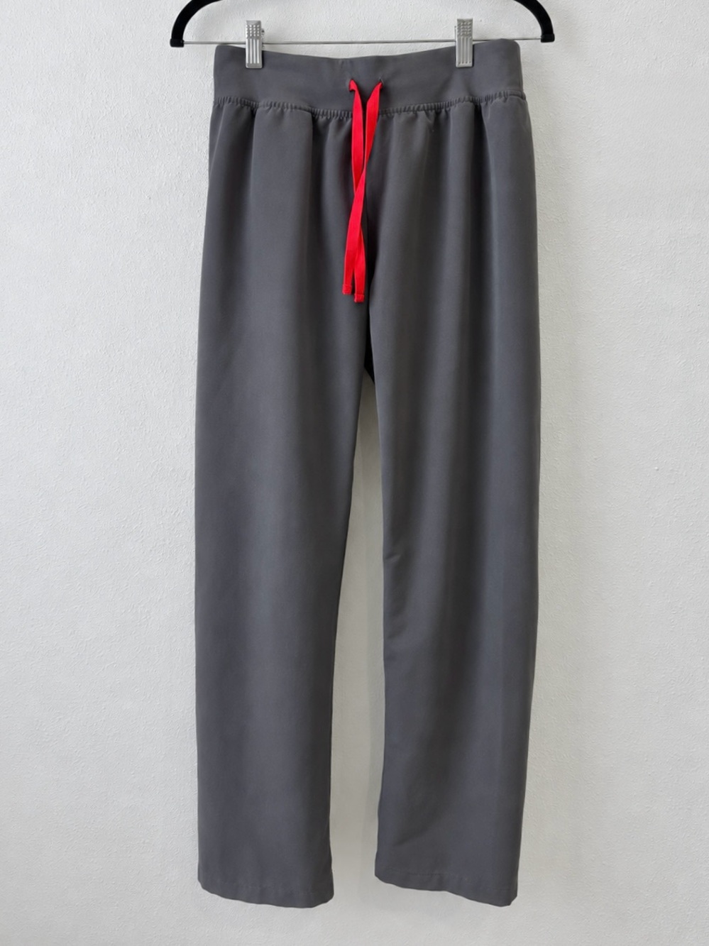 Figs Straight-Leg Scrub Pants in Gray with Red Drawstring